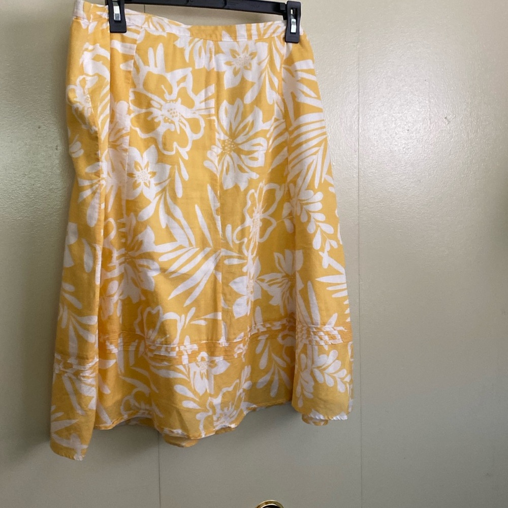 Chicos, Woman's lined Skirt, Sz 3 (sz 14) yellow, and white